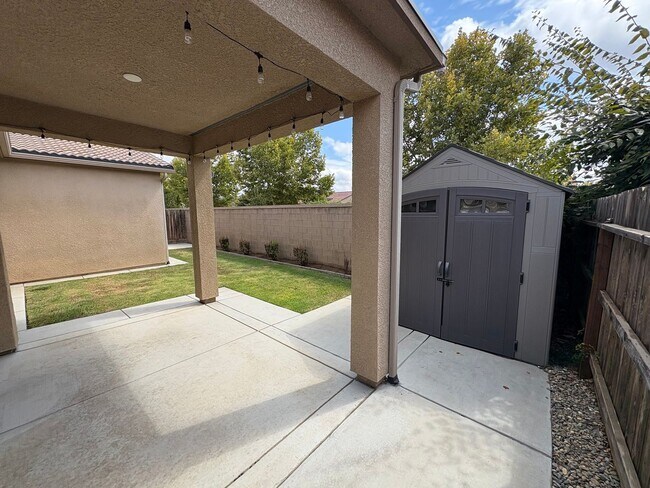 Building Photo - Lovely Clovis home Available Now!