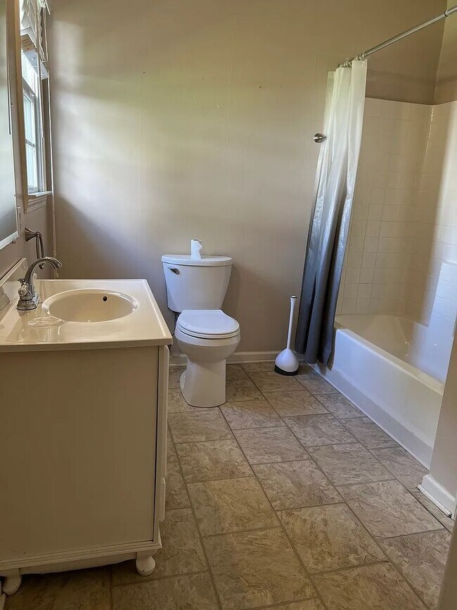 Building Photo - Charming Single Family Home in the Heart of Elizabethton