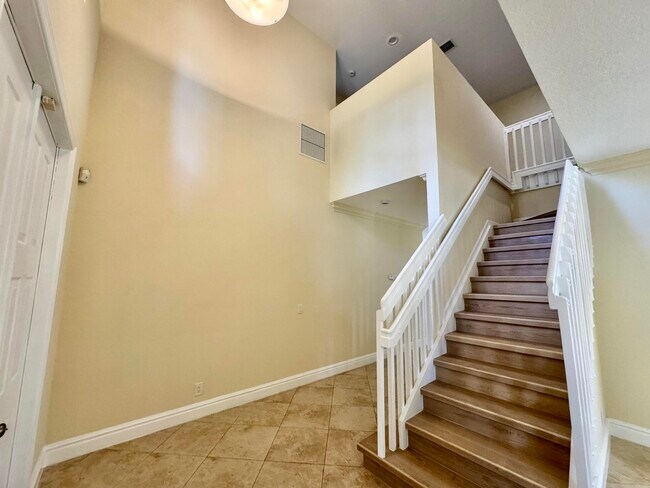 Building Photo - 898 Tulip Cir