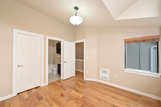 Building Photo - Modern & Spacious 2+ Bedroom/3.25 Bath Vie...