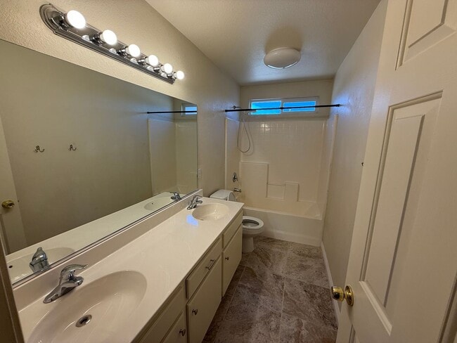 Building Photo - Beautiful Home In Apple Valley Vineyards-4...