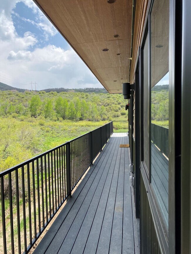 Building Photo - Stylish 1BD Condo with Modern Finishes