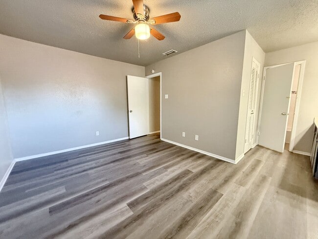 Building Photo - 2625 Santiago Cir