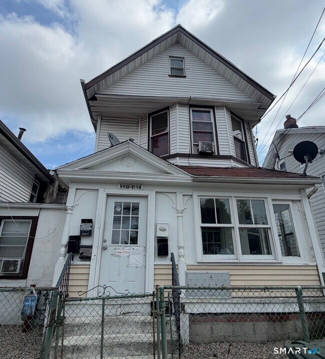 Building Photo - 990 Pembroke St