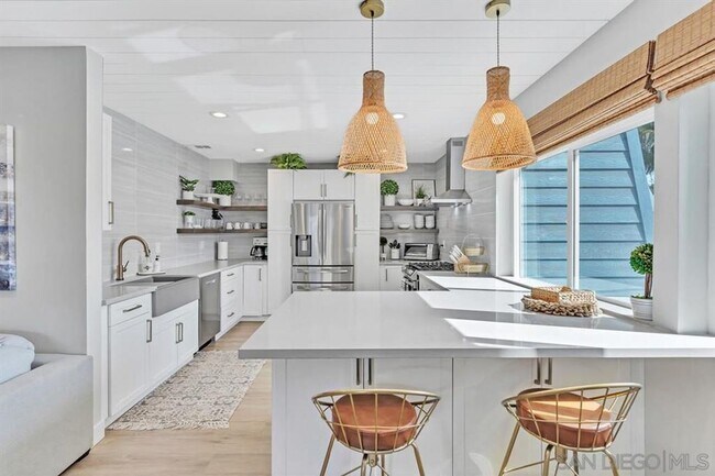 Building Photo - Stunning Condo on the Bay