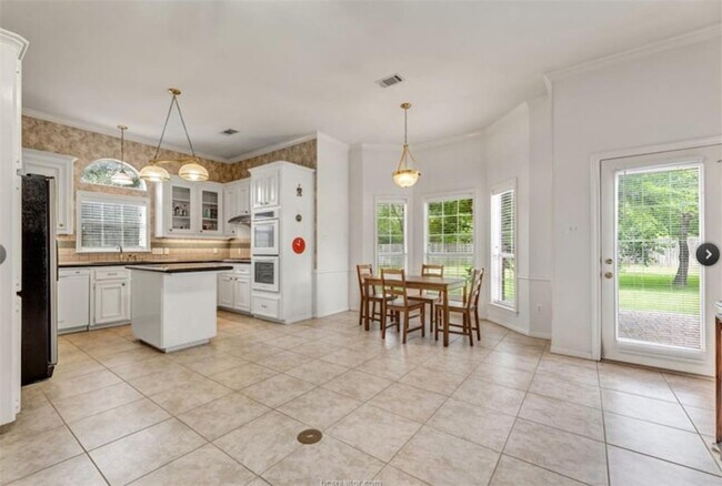 Building Photo - 4601 Valleybrook Cir