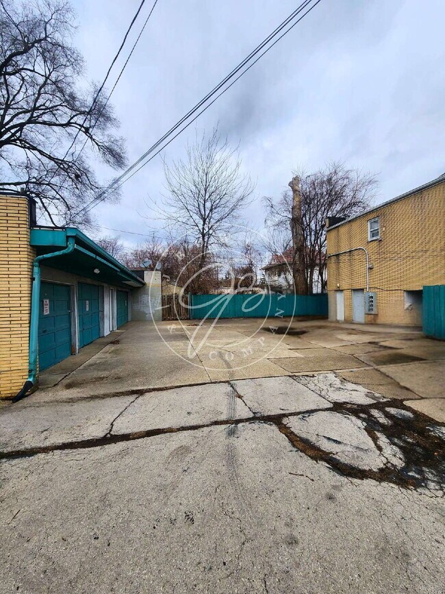 Building Photo - up to 1 month free!Charming 1-Bed with Spacious 1050 Sq Ft Layout in Toledo's Heart!