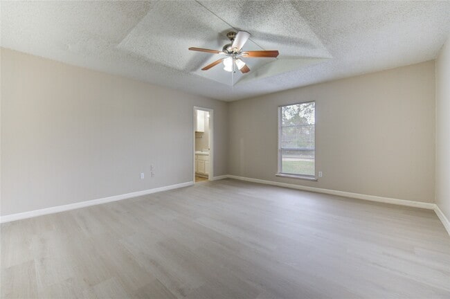 Building Photo - 212 Quaker Dr