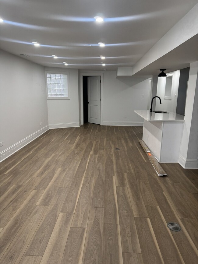 Building Photo - 6617 S Minerva Ave