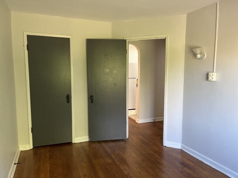 Building Photo - 539 Hadley Ave