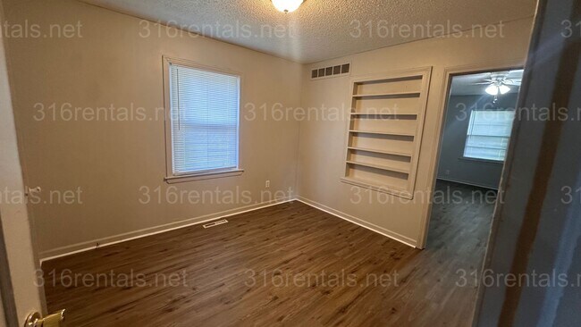 Building Photo - $1195 - 3 bed 1.5 bath - Single Family Hom...