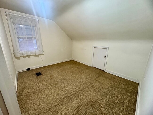 Building Photo - 3 Bedroom 2 Bathroom Cape Cod Available in York!