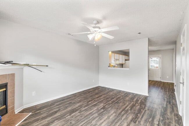 Building Photo - 2 Bed 2.5 Bath Townhome