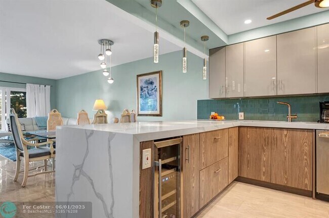 Building Photo - 2751 N Palm Aire Dr