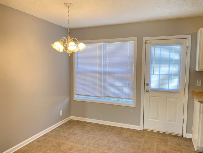 Building Photo - Great Rental....3/2 Bath, near playground,...