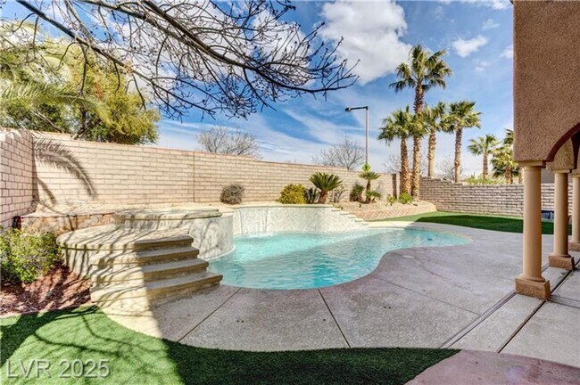 Building Photo - Stunning Home in Gated Community ~ Paseos ...