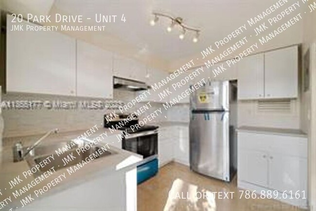 Building Photo - Recently Updated 1-Bedroom Condo in a Gate...