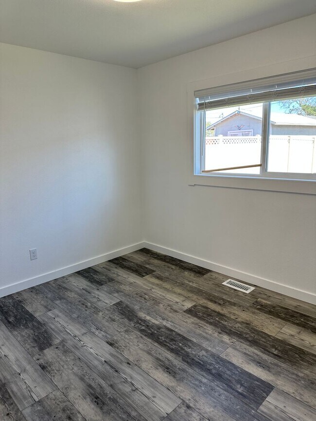 Building Photo - 803 N Vista Dr