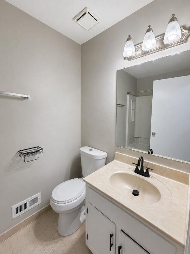 Building Photo - MOVE-IN SPECIAL!! $250 OFF First Month
