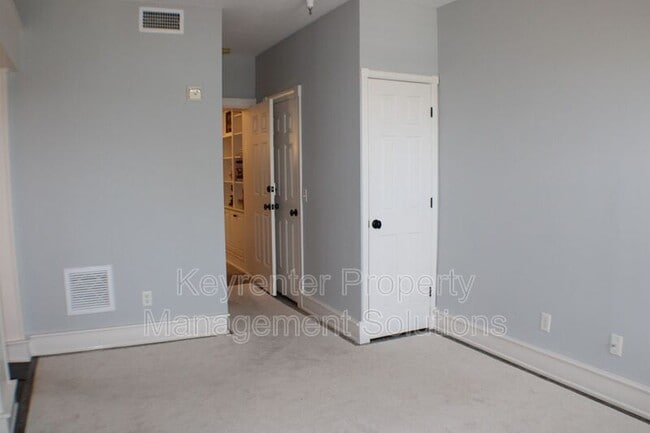 Building Photo - 100 W Village Dr