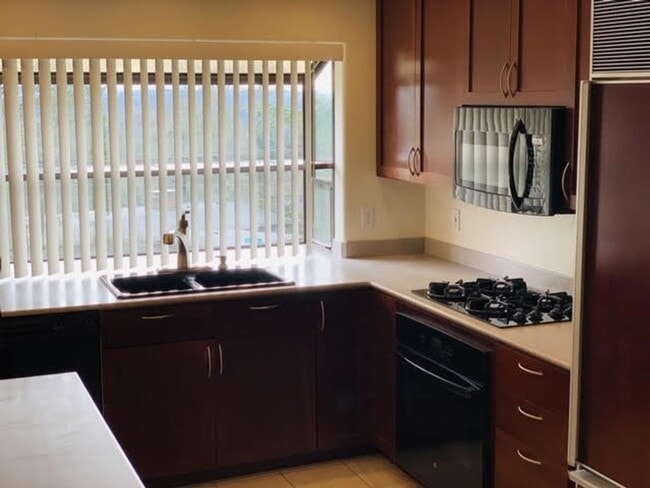 Building Photo - SW PDX Spacious Mid-Century Home Located i...