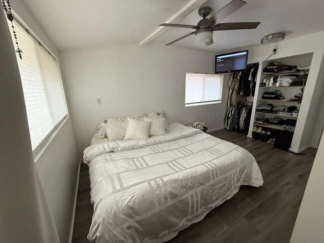 Building Photo - 2440 Wickstrom Pl SW