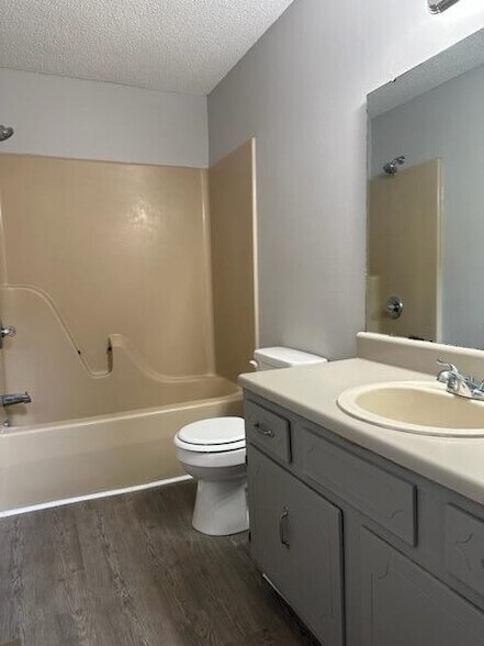 Building Photo - 661 Village Green Dr