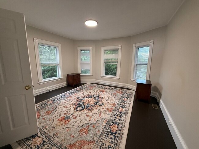 Building Photo - 553 Morton St