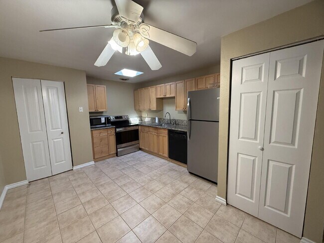 Building Photo - Fairwood Condo Available NOW!