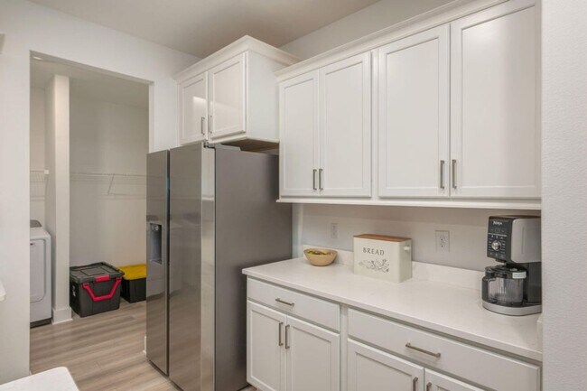 Building Photo - 3 Bedroom plus office/flex space in Crestv...