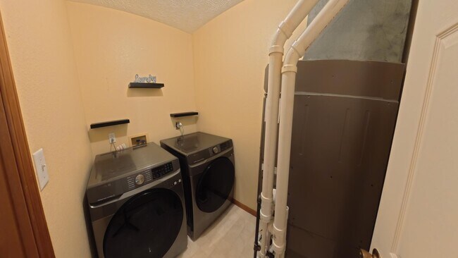 Building Photo - 304 Erin Dr