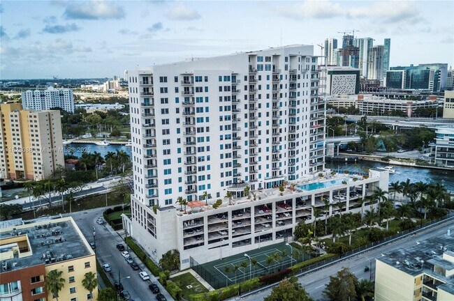 Building Photo - 10 SW South River Dr