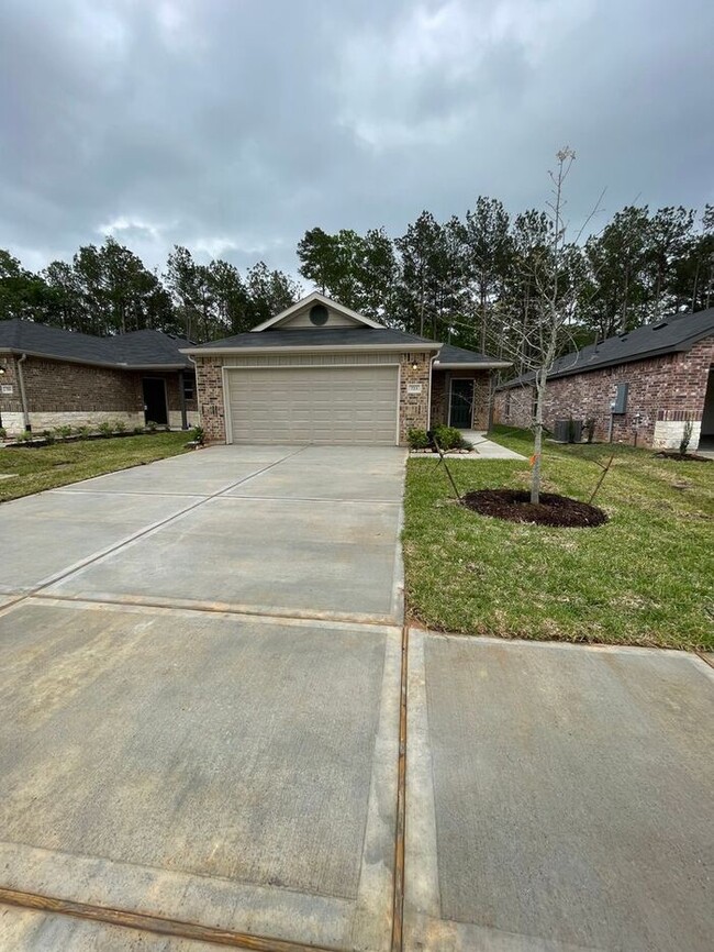 Building Photo - *Valentine's Day Special!* Three Bedroom |...