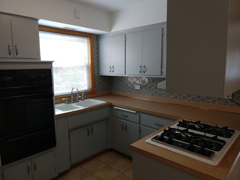 Building Photo - 1343 Woodview Ln