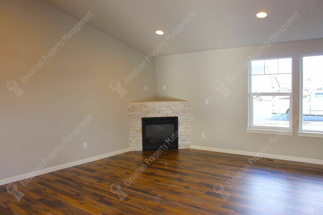 Building Photo - Newer single-level 3 BR home in NW Redmond with fenced backyard and RV parking