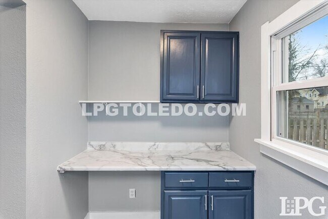 Building Photo - 927 Alvison Rd