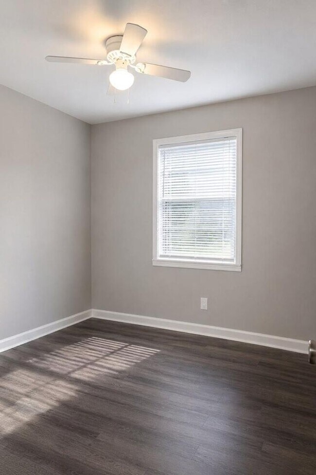 Building Photo - 220 Ebony Ln