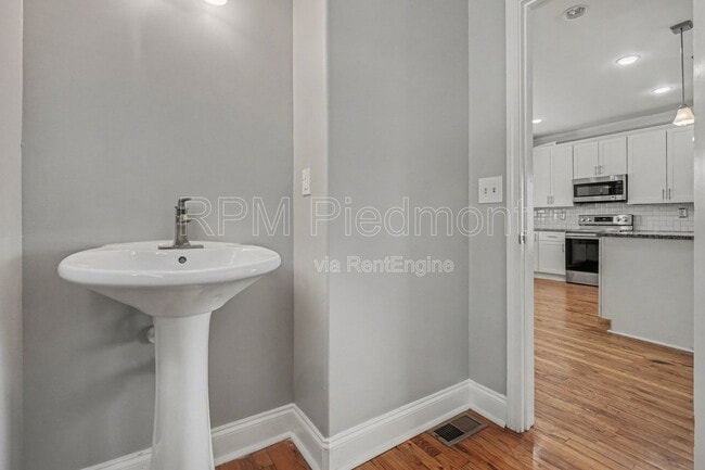 Building Photo - 1034 Hubbard St SW