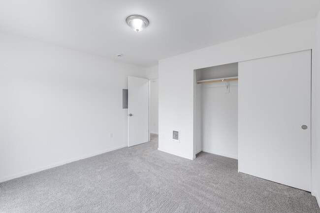 Building Photo - TWO BEDROOM ONE BATH APARTMENT IN LONGVIEW