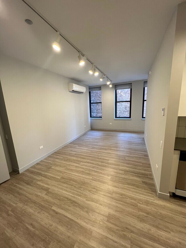 Building Photo - 331 S Wells St