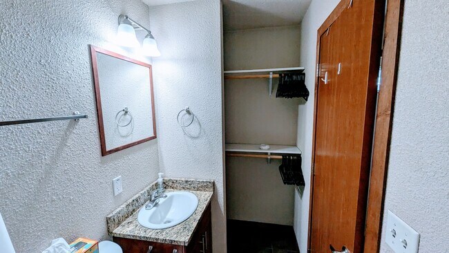 Building Photo - 123 E Roger Rd