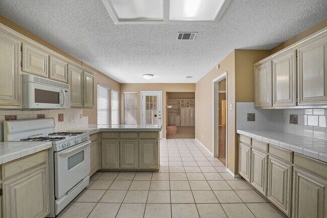 Building Photo - 3040 Flamingo Cir
