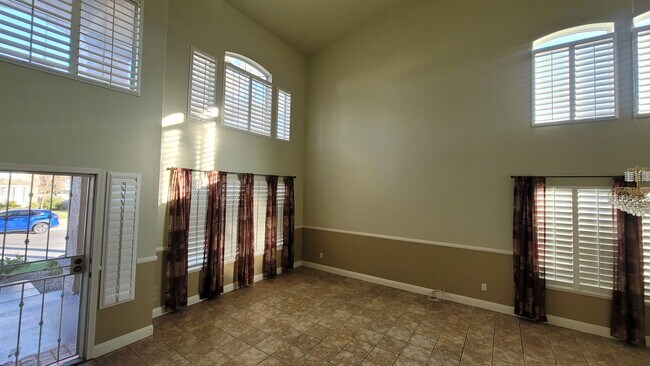 Building Photo - GORGEOUS 4/3 IN THE SW!!!