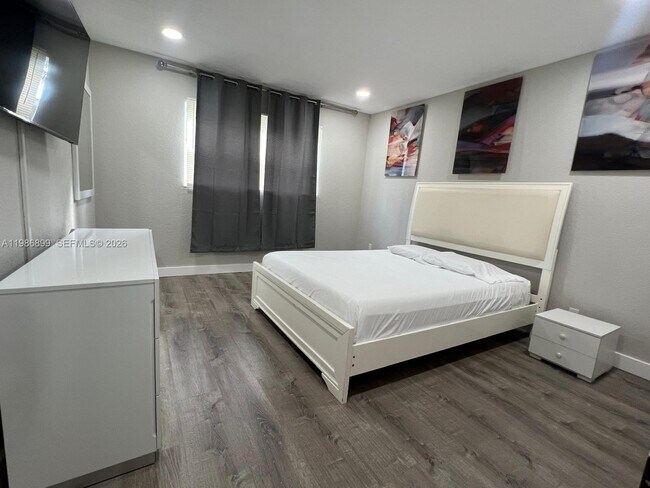 Building Photo - 1432 S Lakeside Dr