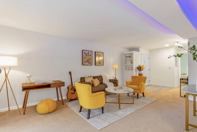 Building Photo - Bellevue Square Ground Floor 2 Bedroom Condo