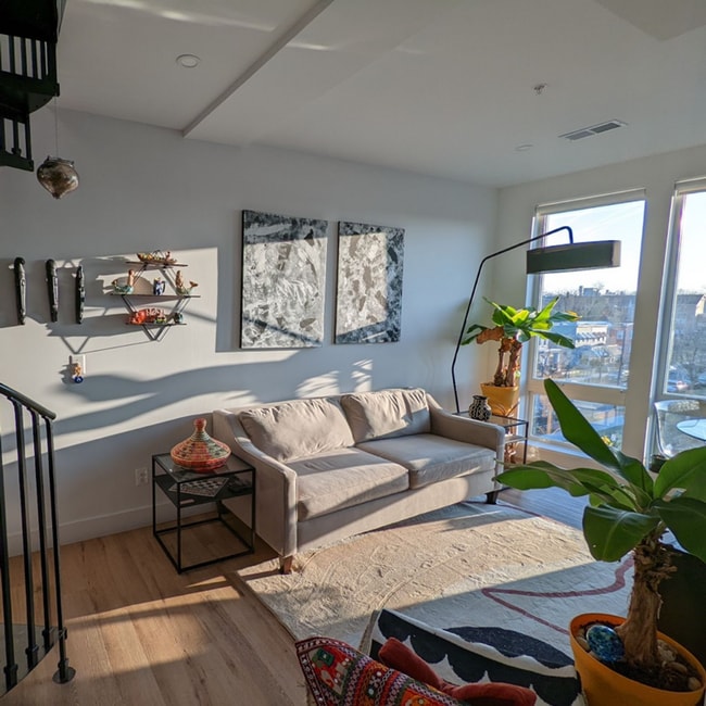 Building Photo - Spacious & Bright Furnished 2br/2ba in Pet...