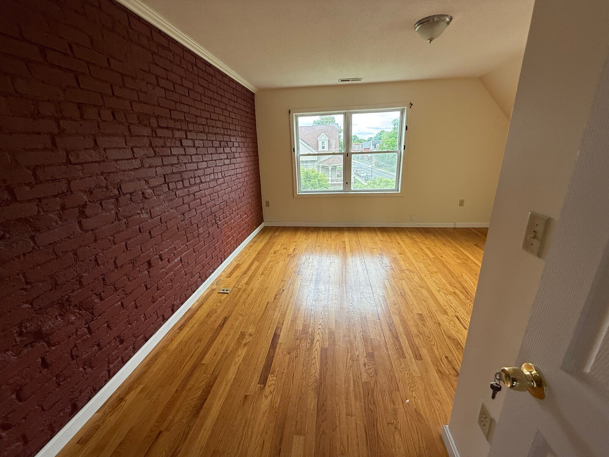 Building Photo - 146 Sargeant St
