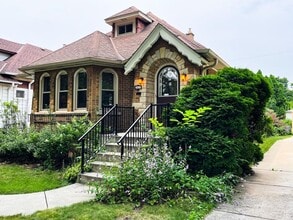 Building Photo - Beautiful  2 Bedroom + Den(3rd bedroom) Bungalow in Wauwatosa