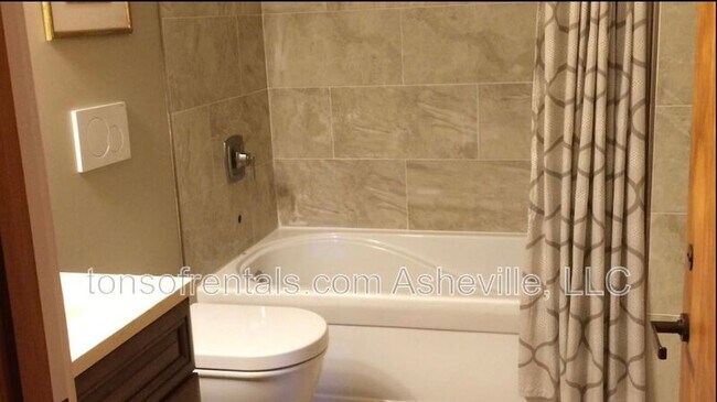 Building Photo - 4 Coma Lk Ln