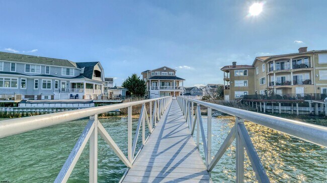 Building Photo - 909 N Cambridge Ave